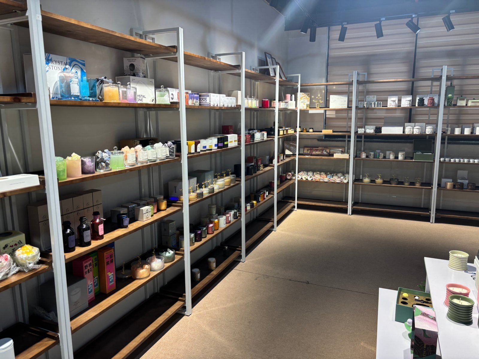 Private-label candle manufacturer